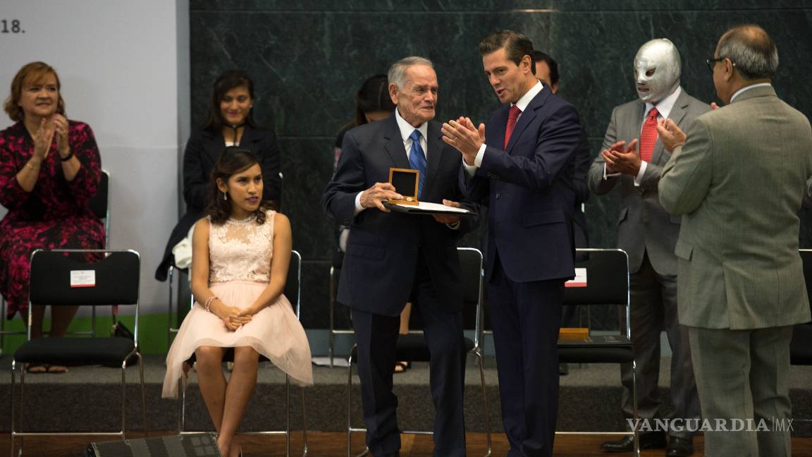 $!Con todo y el Hijo del Santo, entrega Peña Nieto el PND