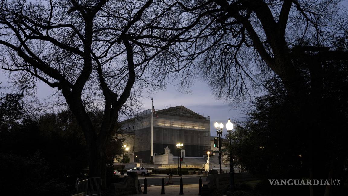 $!La Corte Suprema considerará si el Trump puede destituir a funcionarios gubernamentales independientes a pesar de las leyes que los protegen.