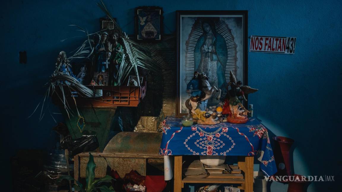 $!Un altar por la desaparición de 43 estudiantes en la casa de Cristina Bautista en Tixtla. Bautista madres de Benjamín Ascencio, uno de los 43 desaparecidos.