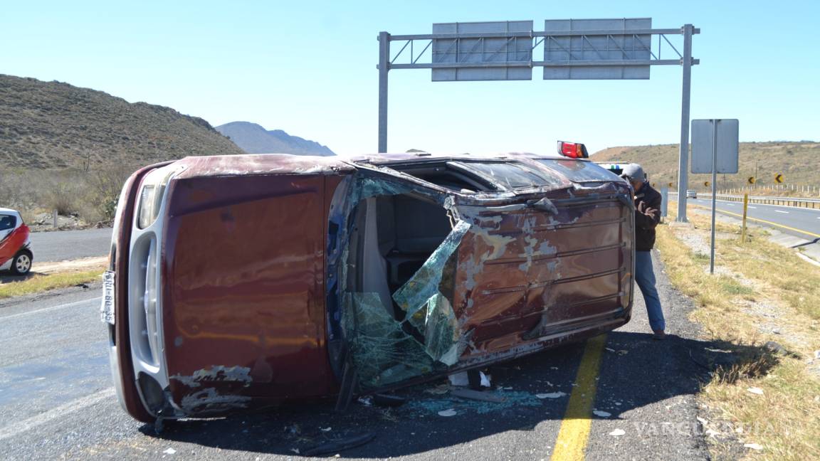 Tras volcar, conductor abandona su camioneta en la carretera Torreón-Saltillo