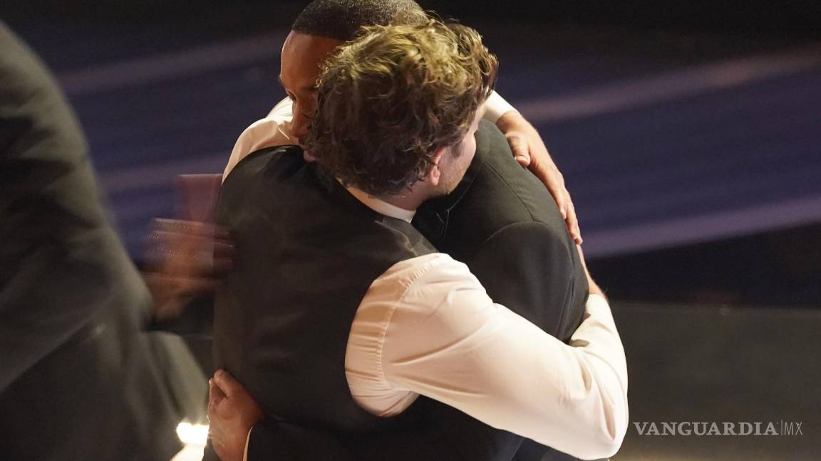 $!Bradley Cooper abrazó a Will Smith tras el incidente con Chris Rock, y de acuerdo a fuentes cercanas le habló sobre la importancia de mantener la calma.