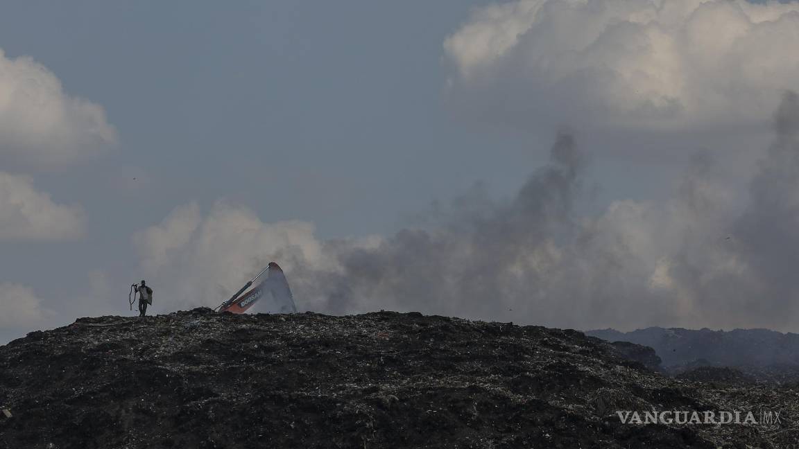 $!El vertedero de Dandora, el más grande del país, mientras está envuelto en humo de residuos en descomposición en Nairobi, Kenia.