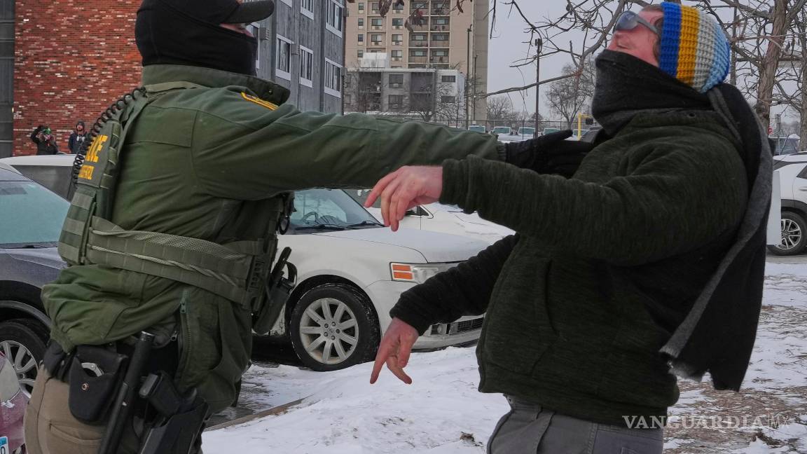 $!Un agente federal empuja a una persona en Minneapolis, Minnesota, el domingo 25 de enero de 2026.