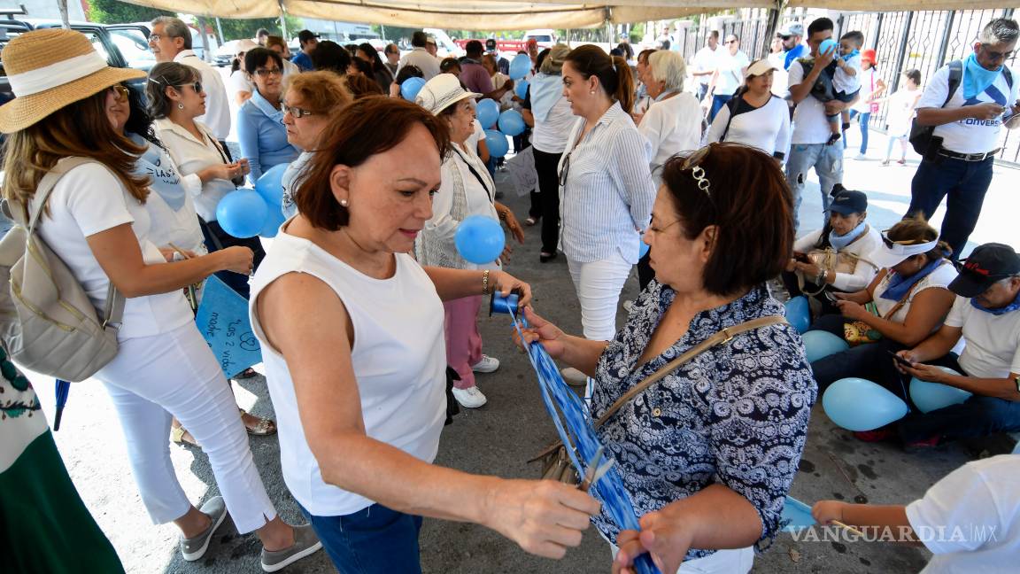 $!Marchan en Saltillo a favor de la vida y la familia tradicional; en 17 estados, en pro del aborto