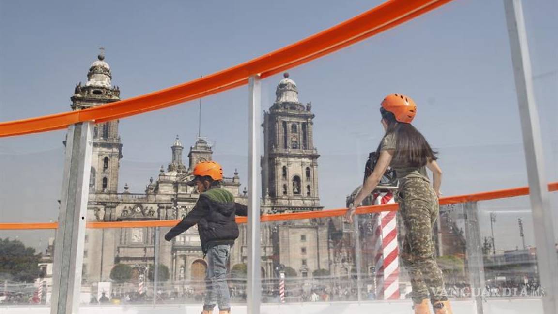 El Zócalo de Ciudad de México es en Navidad una gigante pista de hielo