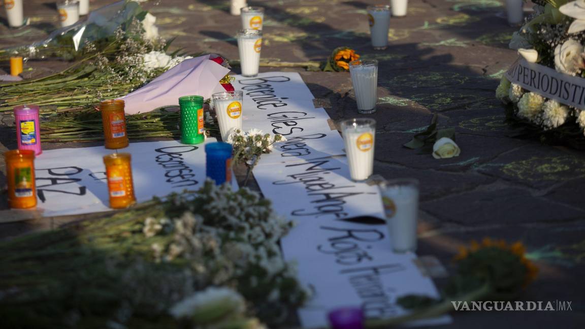 $!CIUDAD DE MÉXICO, 06ABRIL2025.- Decenas de personas se manifiestan frente a la entrada principal del Parque Bicentenario para exigir justicia e investigación adecuada tras el colapso de una grúa en el Festival AXE ceremonia en el cual dejo un saldo de dos personas muertas Berenice y Miguel, ambos fotógrafos de conciertos.