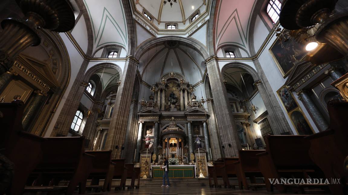 $!Vista del altar principal, diseñado por Manuel Tolsa, de la iglesia de La Profesa, en la Ciudad de México.