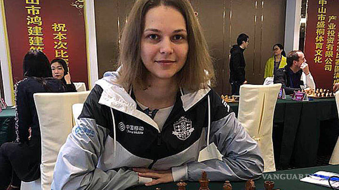 Campeona mundial de ajedrez decide perder su título para no usar velo