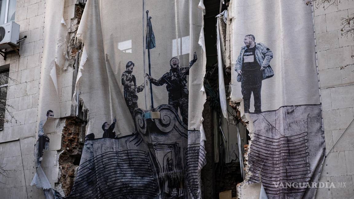 $!Una lona cubre un edificio dañado en el centro de Kherson, en el sur de Ucrania, el 15 de noviembre de 2024