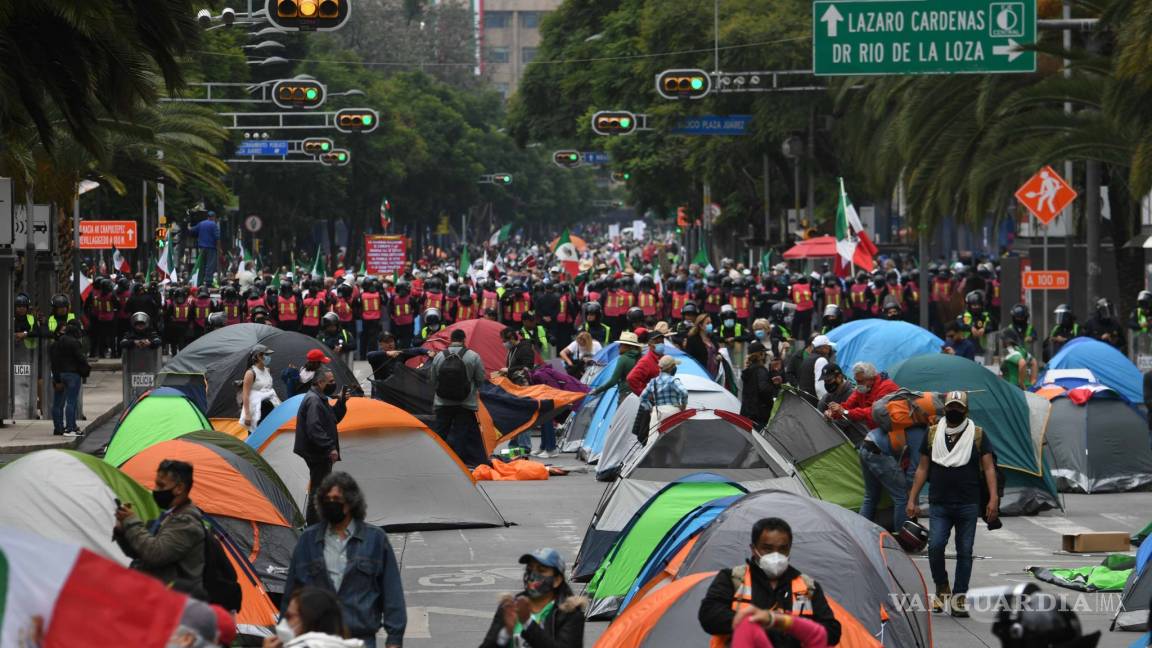 Impiden que llegue FRENAAA al Zócalo; policías cercan a manifestantes