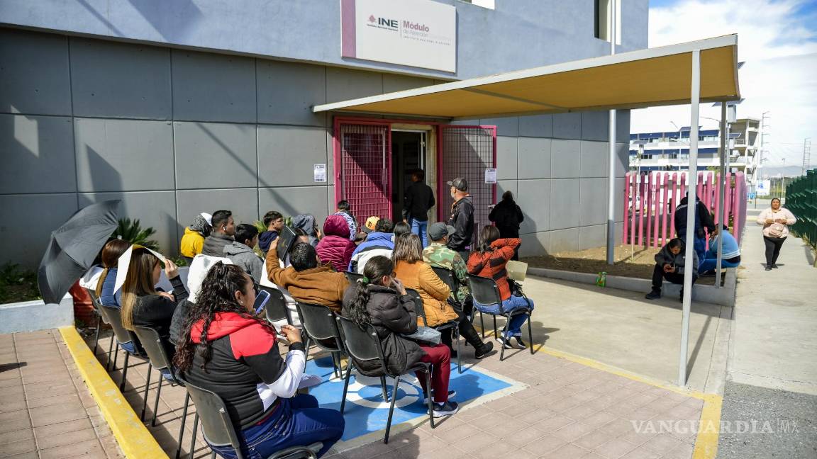 $!A pesar de la saturación en el sistema de citas en línea, ciudadanos acudieron al centro metropolitano para realizar el trámite, llevando consigo sillas, comida y paraguas para afrontar la espera.