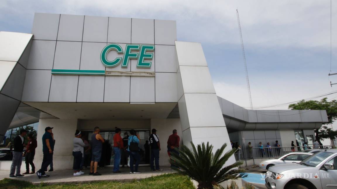 Ciudadanos saturan cajeros de la CFE en Saltillo sin guardar su 'sana distancia'