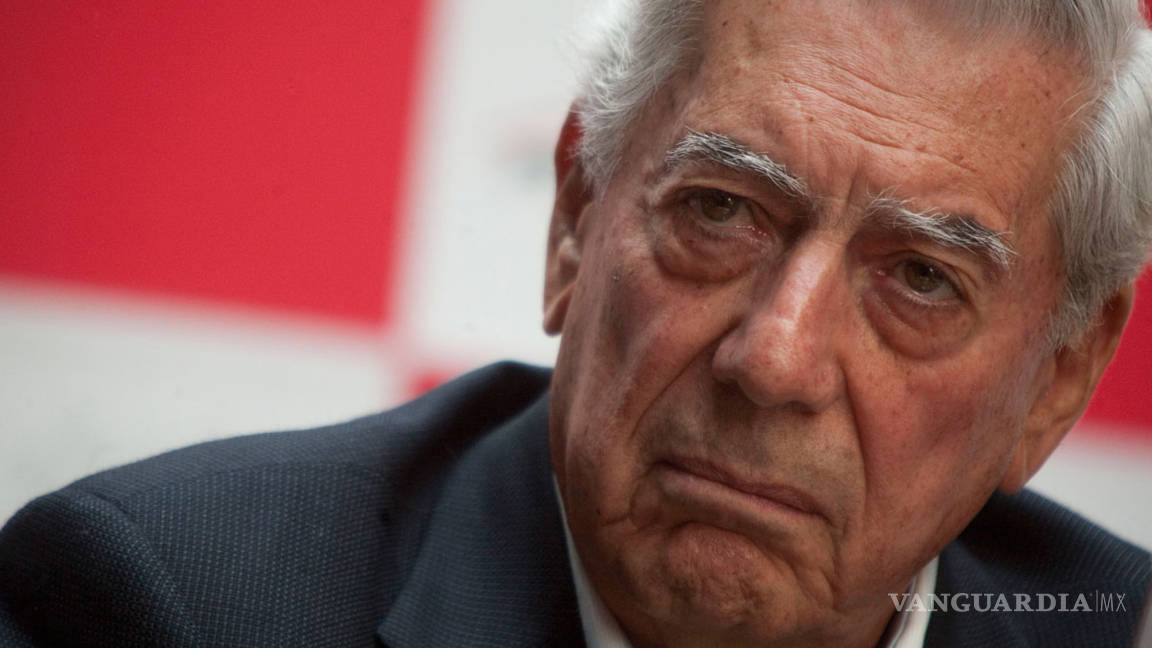 Mario Vargas Llosa es hospitalizado tras sufrir caída en su casa
