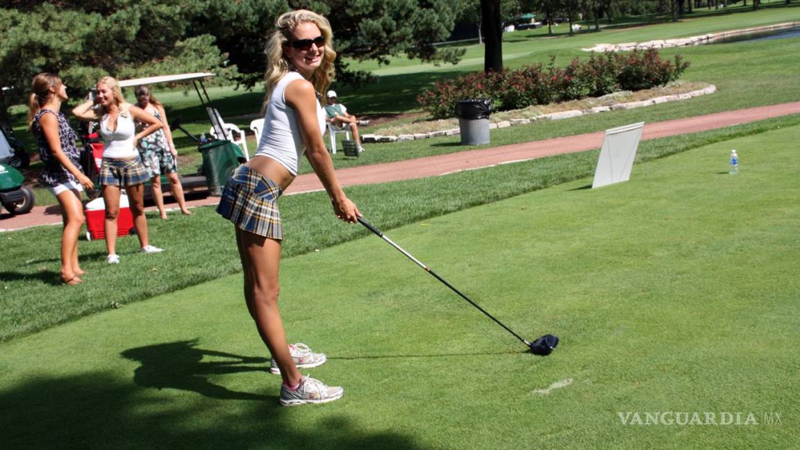 Prohíben a mujeres golfistas usar escotes, minifaldas, leggins o shorts muy cortos