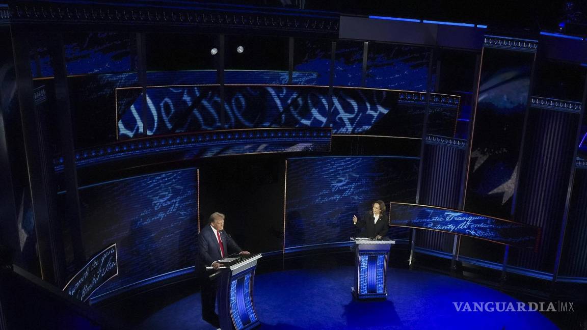 $!El candidato presidencial republicano Donald Trump y la candidata presidencial demócrata Kamala Harris durante el debate presidencial en Filadelfia, Pensilvania.