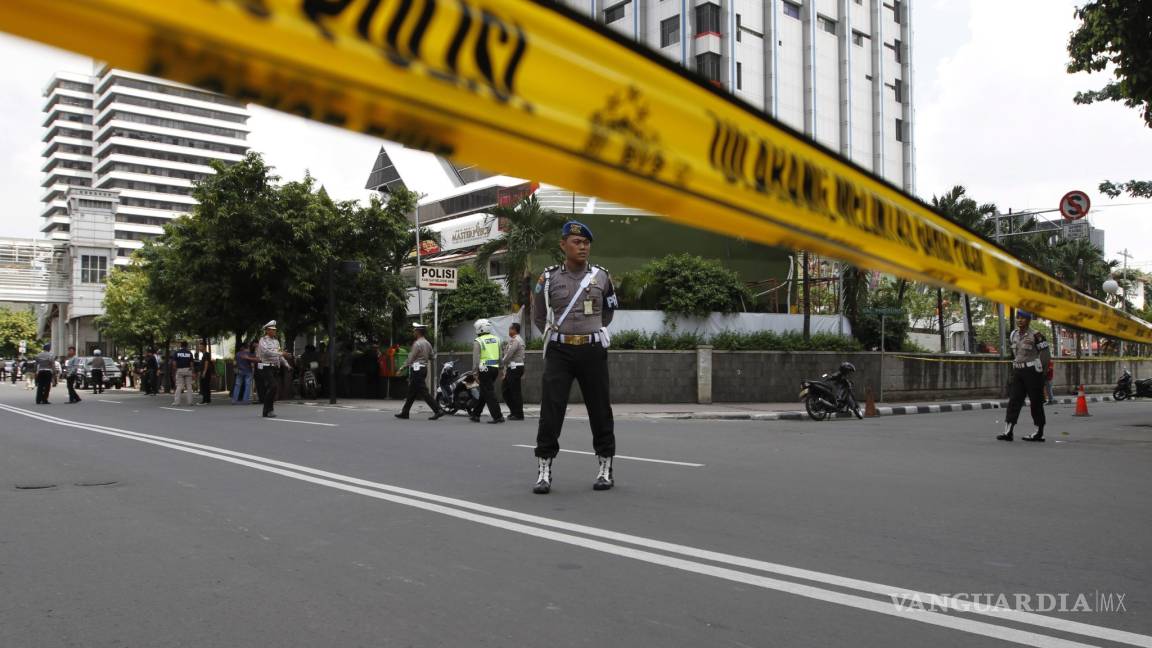 Explosión de bomba y tiroteo en Indonesia deja siete muertos; EI reivindica atentado