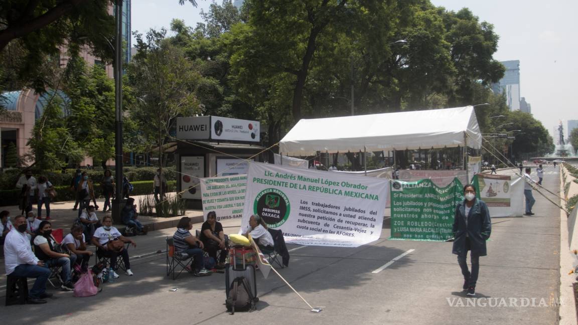 Niegan jubilados retirar bloqueo en Paseo de la Reforma