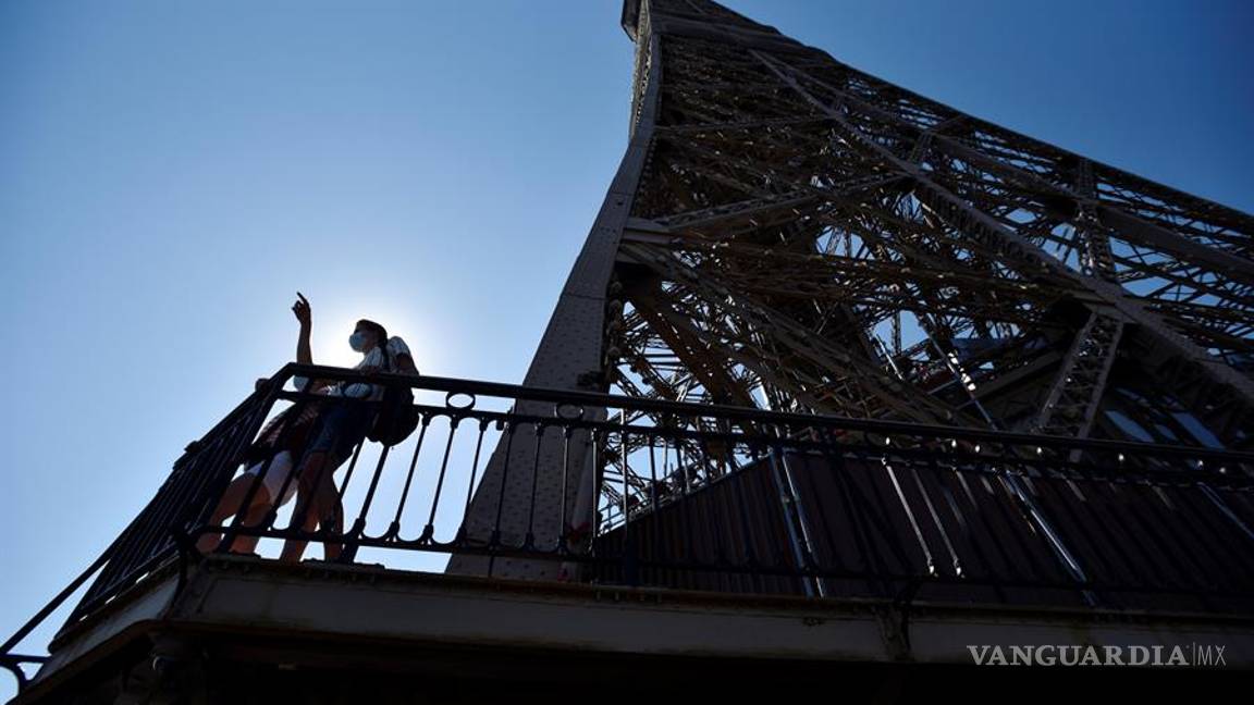 $!Así es cómo los turistas visitan la Torre Eiffel con restricciones por la pandemia del coronavirus en Francia (fotos)