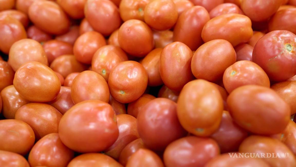 $!Tomates importados de México se venden en un mercado en Los Ángeles. Trump amenazó con imponer un arancel del 30% a las importaciones de México.