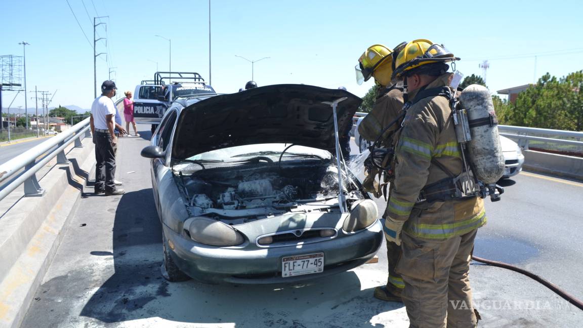 Se prende automóvil en Saltillo; familia resulta ilesa