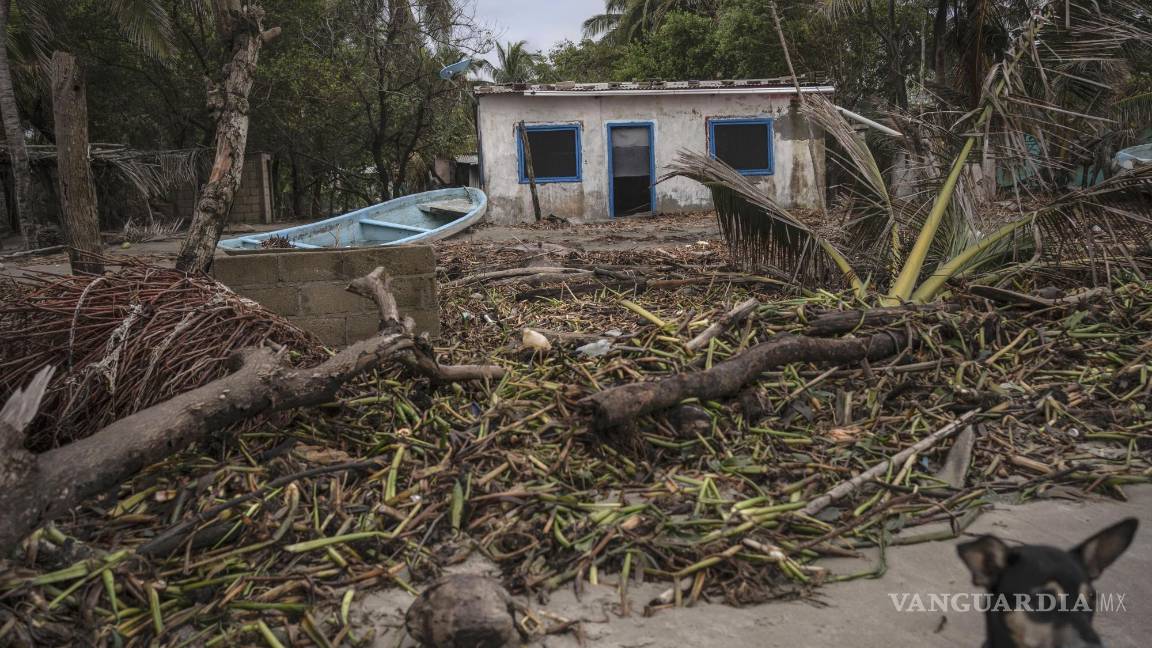 $!Escombros rodean una casa dañada por la tormenta causada por las inundaciones provocadas por el aumento del nivel del mar en El Bosque, en el estado de Tabasco.