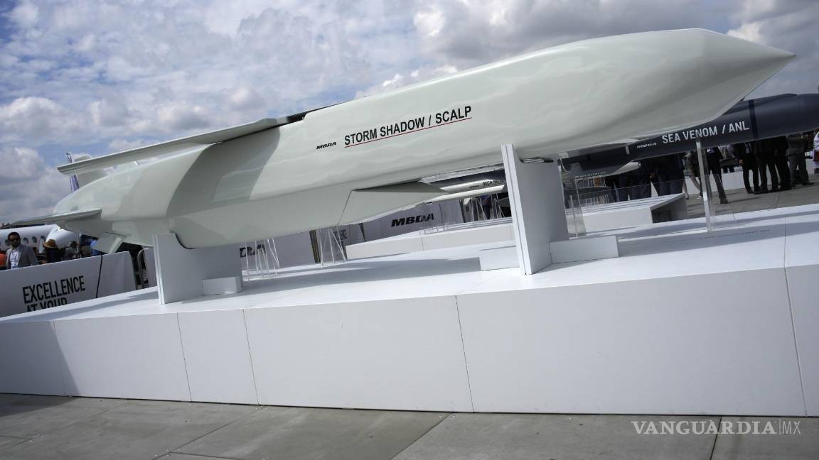 $!El misil de crucero Storm Shadow se ve expuesto durante la Muestra Aérea de París en Le Bourget, al norte de París, Francia.