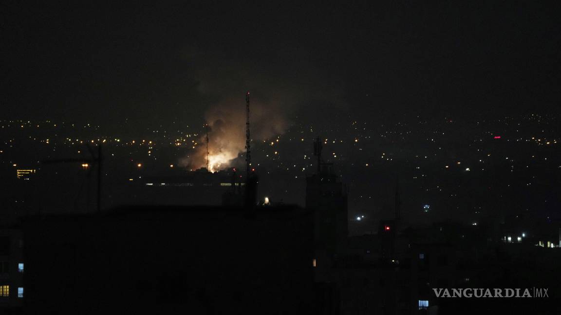 $!Se elevael humo después de una explosión en Teherán, Irán. Hay muchas posibilidades de que los ataques hayan dejado “daños masivos”, dijo Fabian Hinz.