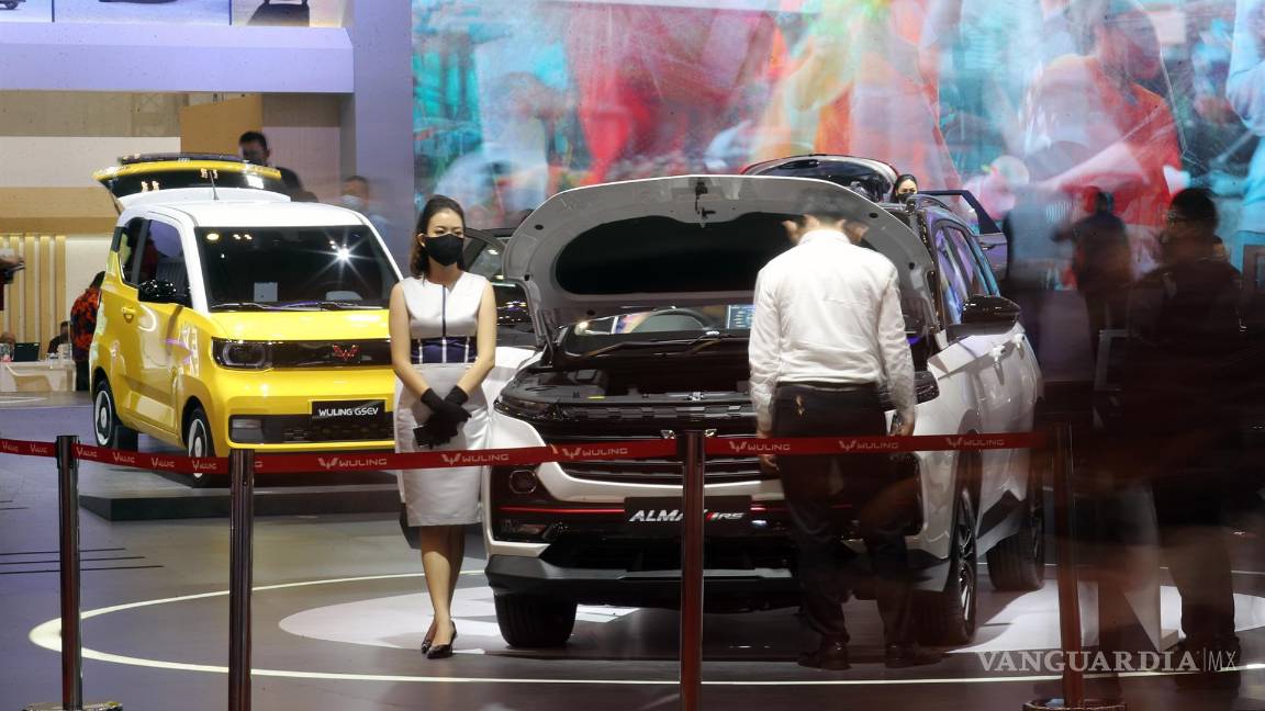 $!Los visitantes inspeccionan el compartimiento del motor de un automóvil eléctrico Wuling Almaz RS durante el Gaikindo Indonesia International Auto Show 2021 en Tanggerang, Banten, Indonesia. EFE/EPA/Bagus Indahono
