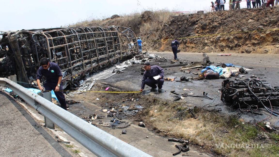 $!Choque entre tráiler y autobús deja 21 muertos en carretera Puebla-Orizaba