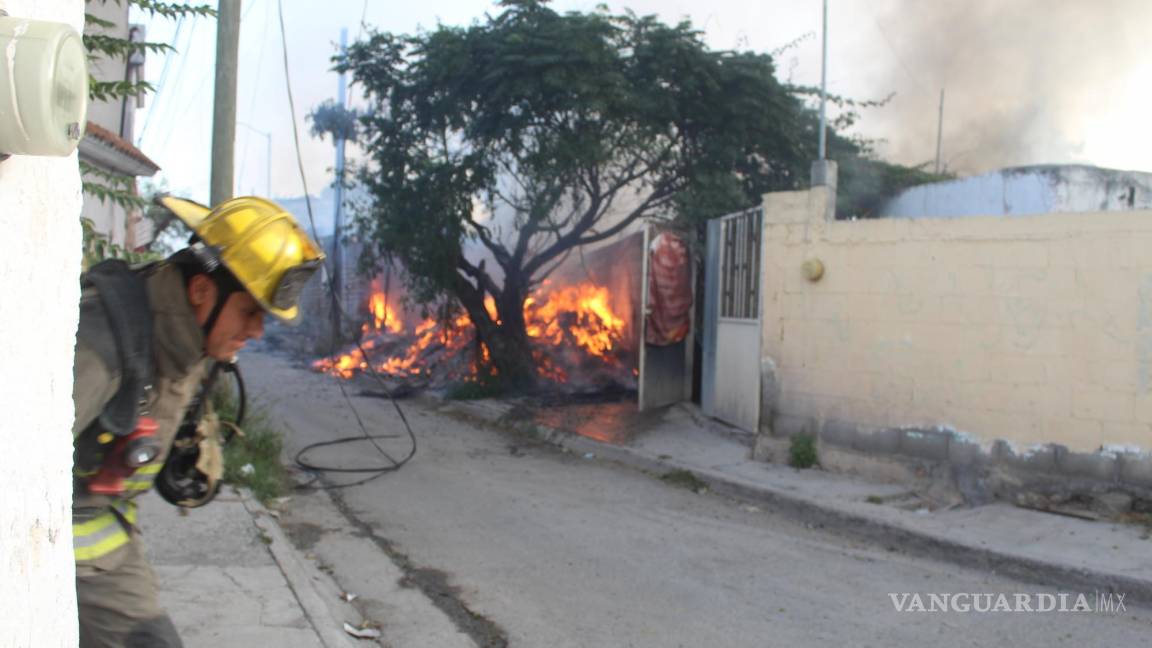 Intenso incendio consume dos predios de la colonia Panteones, en Saltillo