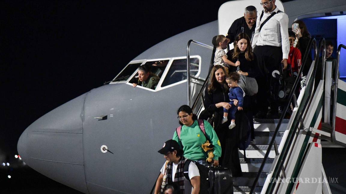 Arriba 144 mexicanos en segundo vuelo humanitario de Israel a México