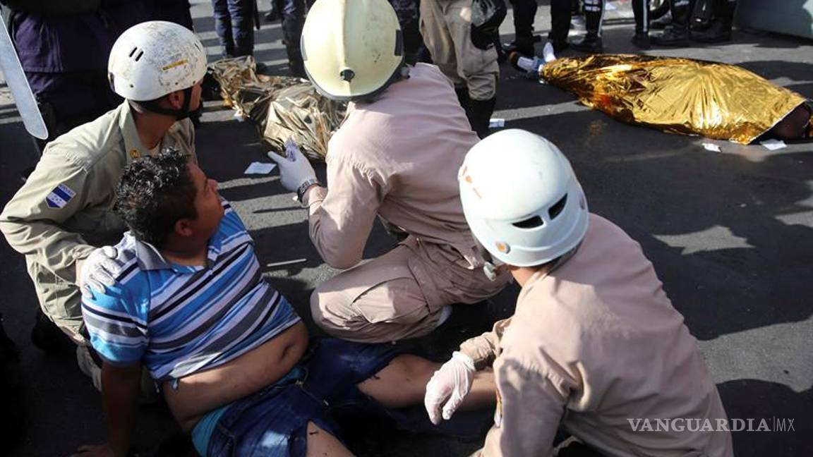 $!Tragedia antes de partido de futbol en Honduras, avalancha humana deja cuatro muertos