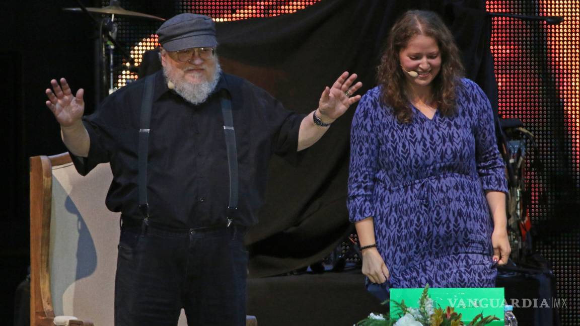 $!George R.R. Martin se sienta en el trono de Guadalajara