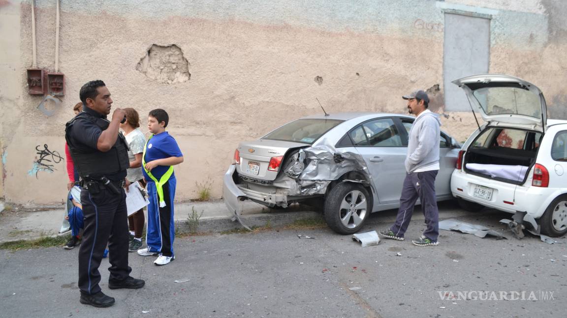 $!Conductor de transporte de personal provoca carambola en Saltillo y termina detenido