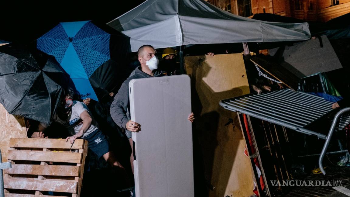 $!Manifestantes pro palestinos y contramanifestantes se enfrentan en el lugar de un campamento en el campus de la Universidad de California en Los Ángeles.