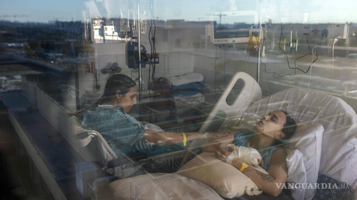 $!Emily Damari se recupera de una operación en la mano en el Centro Médico Sheba de Ramat Gan acompañada de su amiga y compañera de rehén, Romi Gonen.