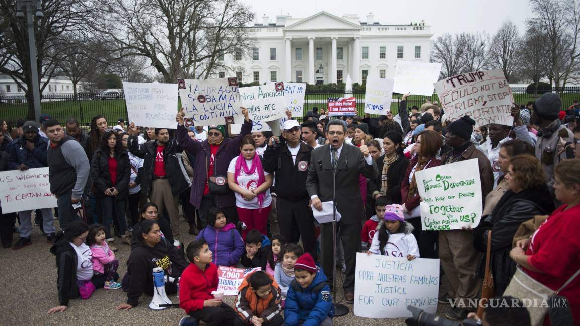 Inmigrantes rodean la Casa Blanca, piden a Obama parar las deportaciones en EU