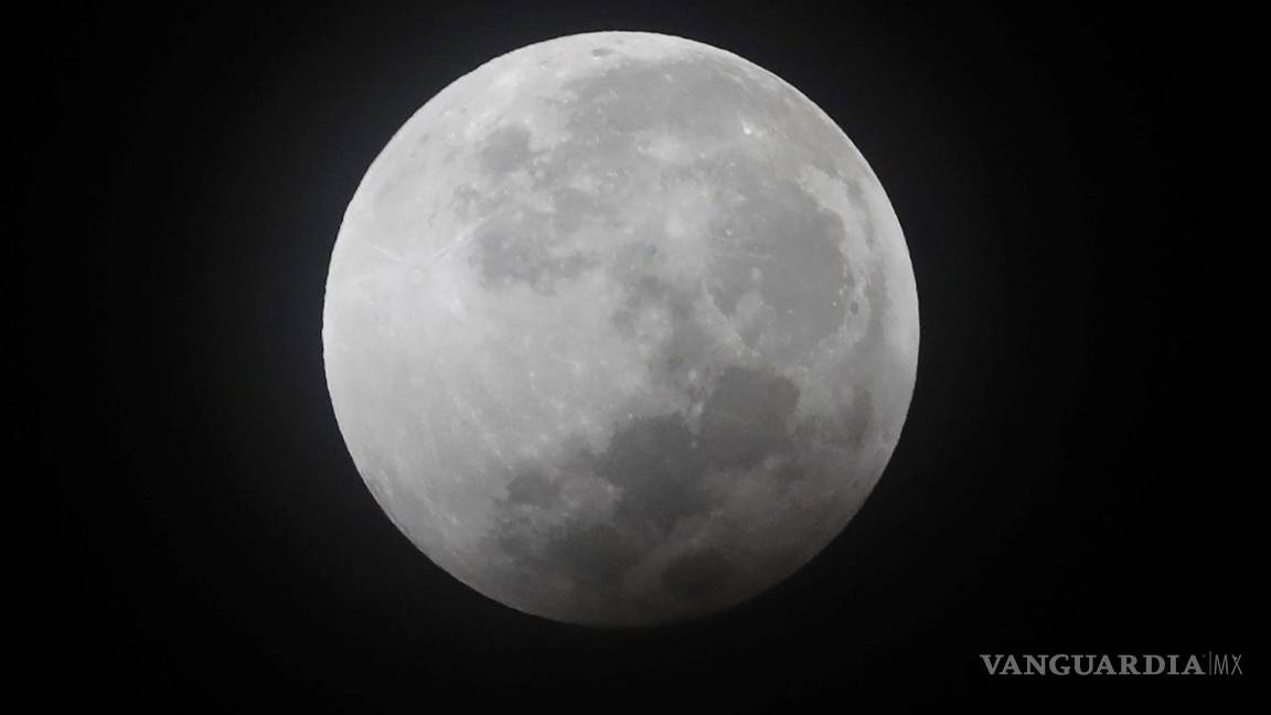 $!Fotografía de la luna previo a su eclipse, en la madrugada de hoy desde Ciudad de Guatemala (Guatemala). EFE/Esteban Biba