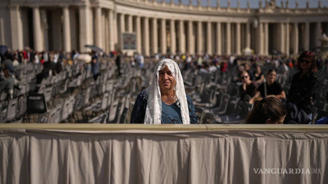 $!Una mujer sienta en la Plaza de San Pedro mientras la gente espera para presentar sus respetos al difunto Papa Francisco.