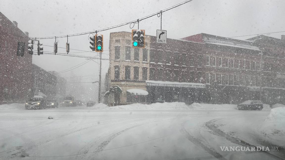 $!En la imagen se observa nieve cae en una intersección en Lowville, Nueva York, el jueves 22 de enero de 2026.