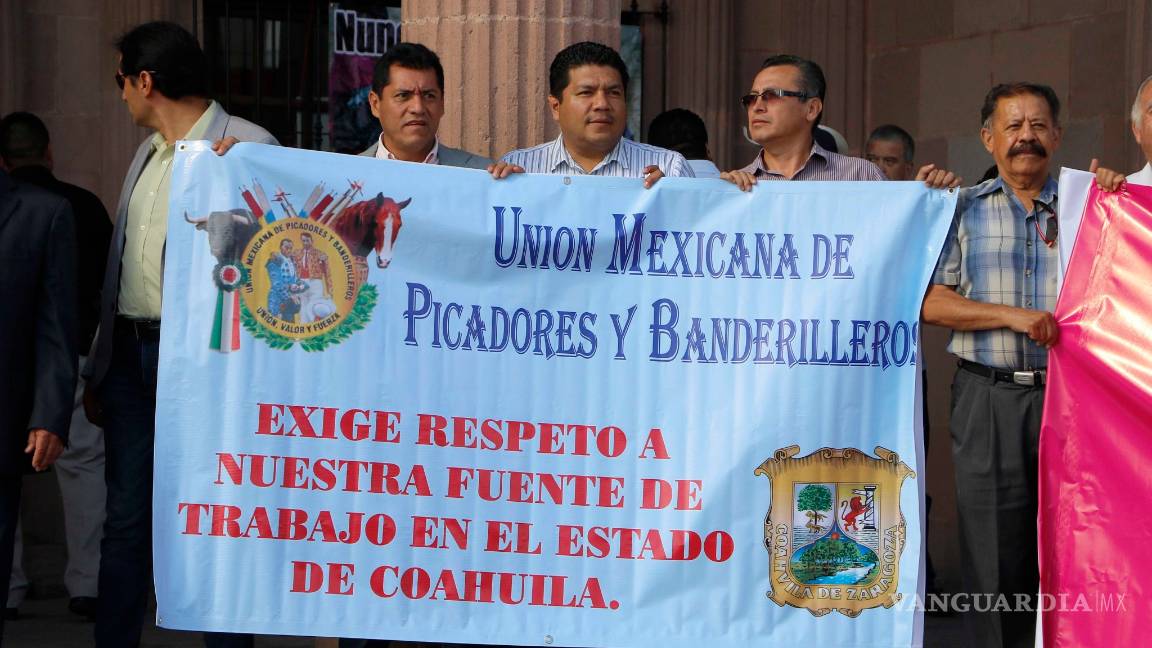 $!Se manifiestan contra la tauromaquia en el Congreso de Coahuila; hay opiniones encontradas