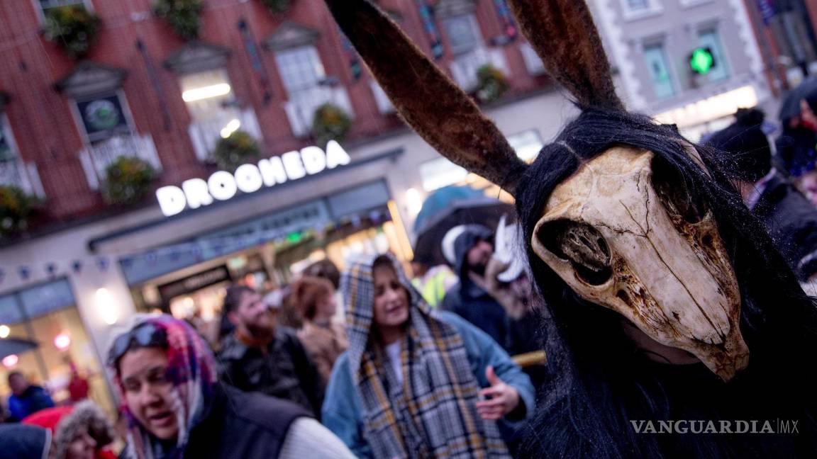 $!Más allá de zombis modernos, brujas y fantasmas, Irlanda recupera este fin de semana el espíritu original de Halloween recordando a Púca, una criatura popular del folclore celta que “resucita” cada año en el “Ancestral Este” de la isla Esmeralda. EFE/Allen Kiely/Tourism Ireland