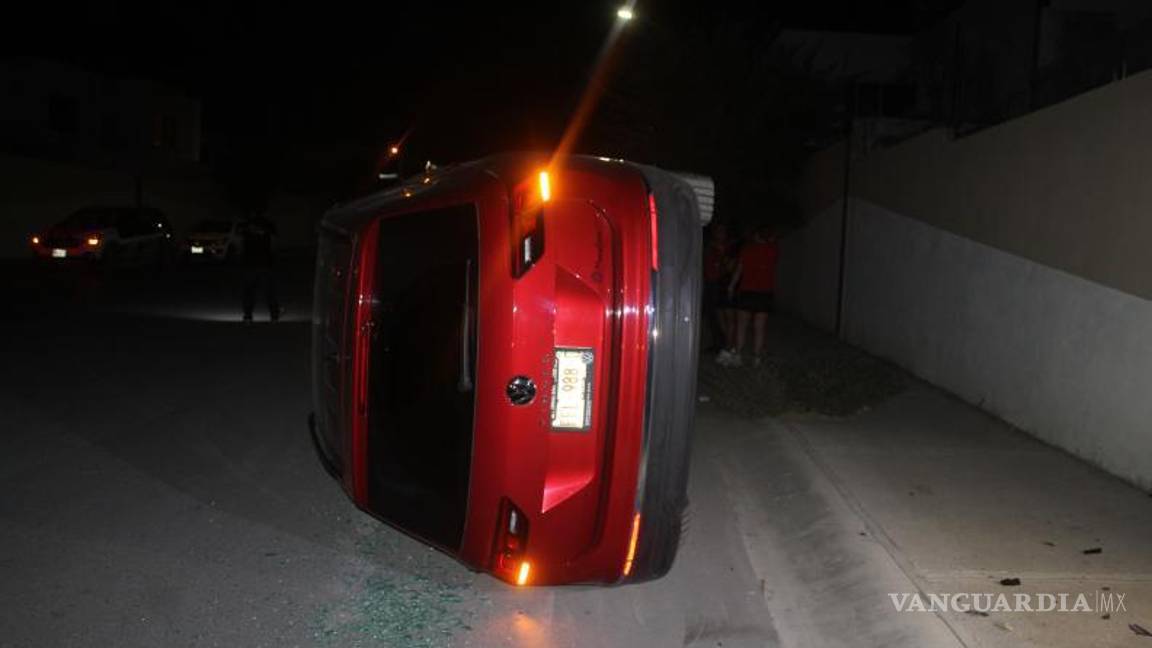 $!Elementos de Tránsito Municipal aseguraron la camioneta y levantaron el reporte del accidente.