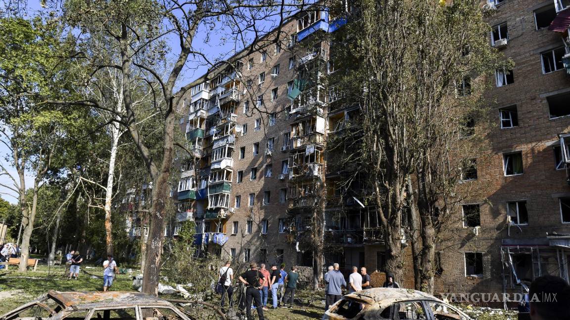 $!La gente se reúne en un edificio de apartamentos dañado después del bombardeo del lado ucraniano en Kursk, Rusia.