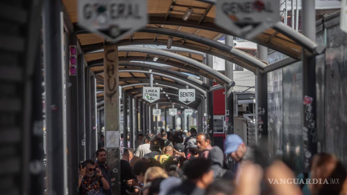 Cobro de tarifa en frontera de San Ysidro genera largas filas y quejas en Tijuana