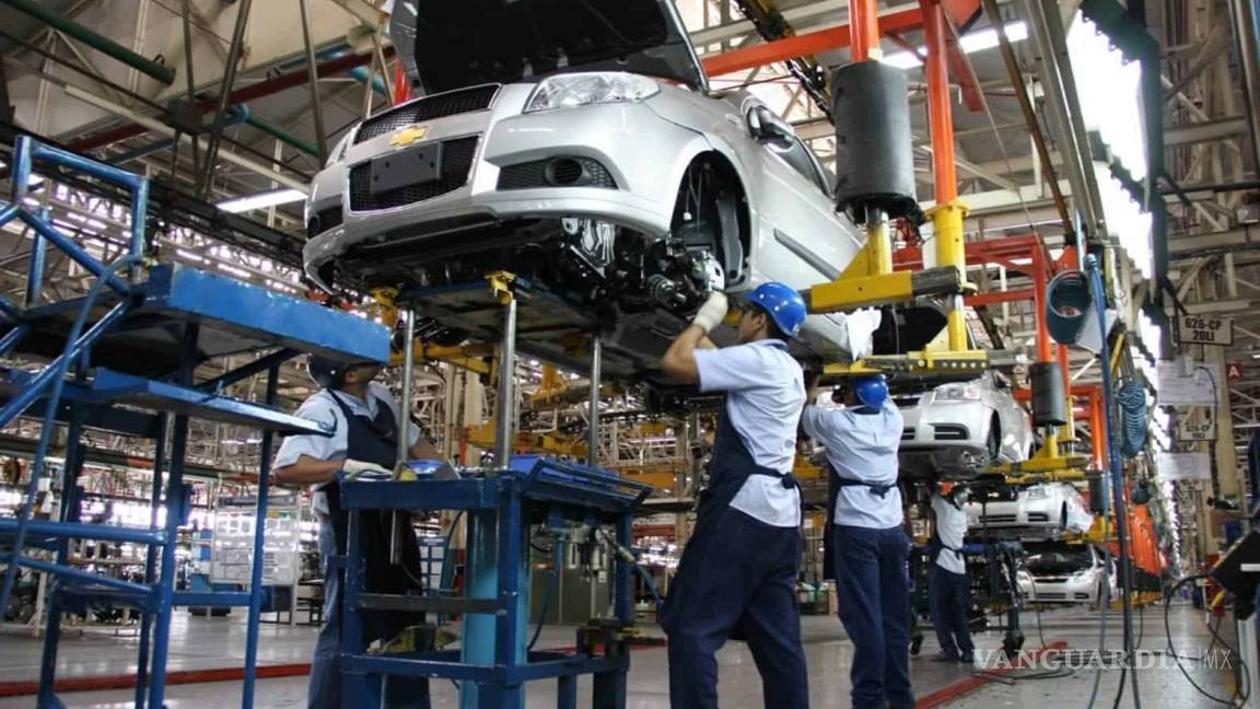 Reabrirán la industria automotriz; Secretaría de Economía alista plan