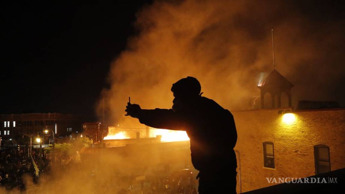 Incendian comisaría en tercera noche de protestas por abuso policial en EU