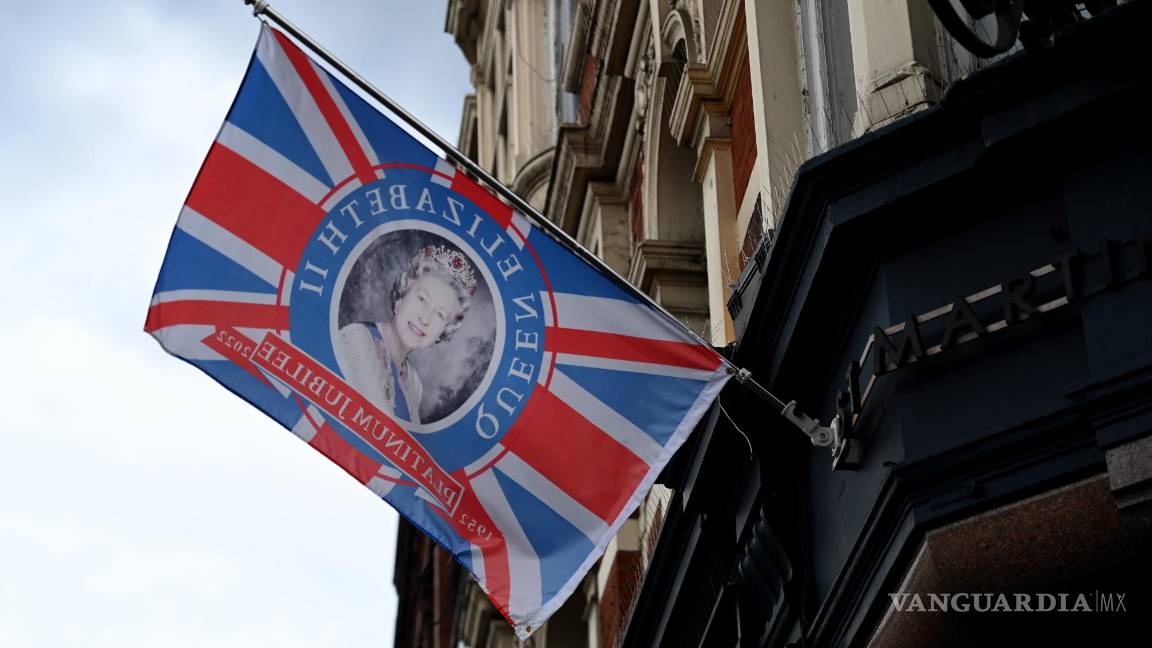 $!Una bandera del Jubileo de Platino cuelga de un pub en Londres, Gran Bretaña.