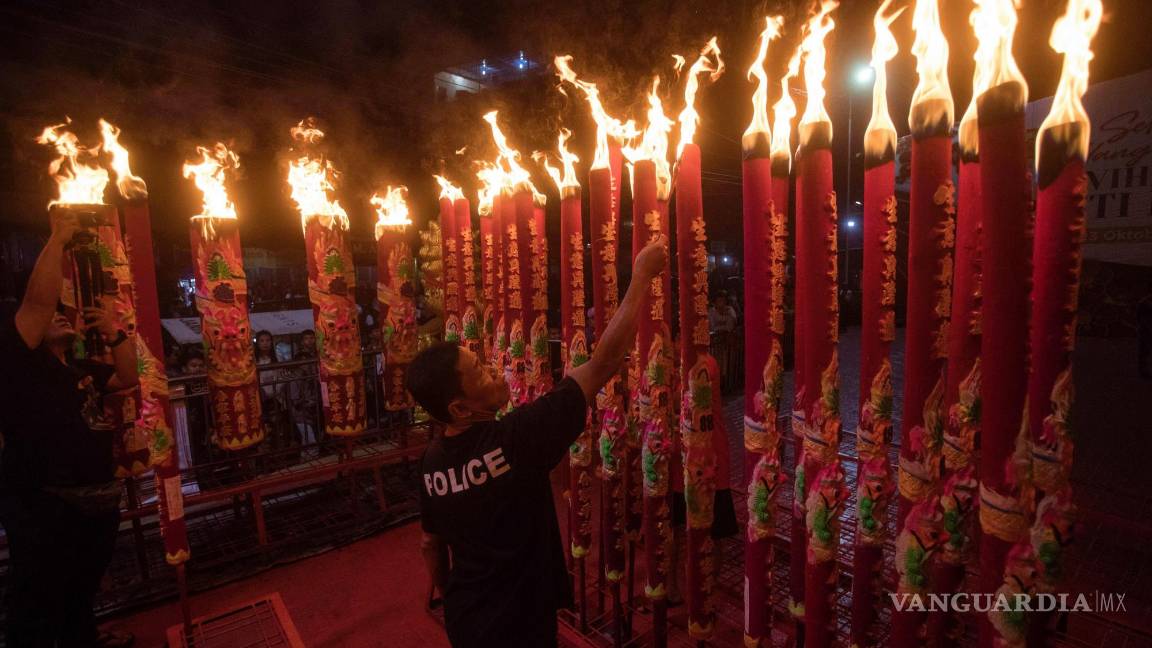 $!Un indonesio de etnia china prende antorchas durante la celebración del Año Nuevo Lunar en un templo en Medan, Sumatra Norte, Indonesia.