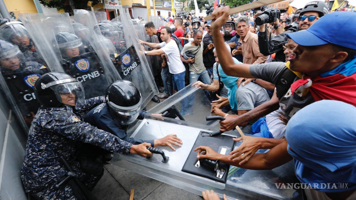 Reprime policía venezolana con bloqueo y gases protesta de opositores